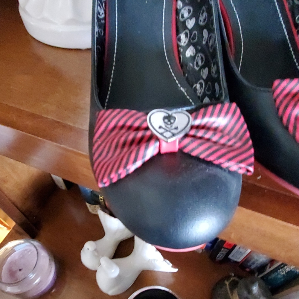 Shoes - Picture 3 of 4